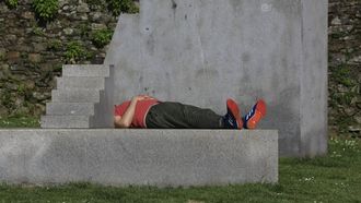 Una persona durmiendo la siesta al aire libre.