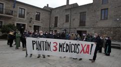 Los concentrados se pusieron tras una pancarta que reivindicaba que las tres consultas sigan atendidas como hasta ahora