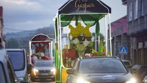 Ilusionante espera y recorrido de los Reyes por Carballo