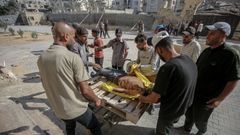 Un grupo de ciudadanos traslada a un herido al norte de la Franja de Gaza