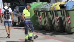 Un operario del actual servicio de limpieza de Pontevedra, delante de una isla de contenedores en el centro de la ciudad