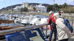 Cruceristas del �Aidacara� consultando un punto informativo