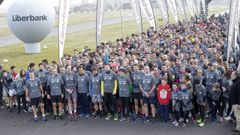 Fernando Alonso, rodeado de participantes en la carrera de Llanera, antes de la salida