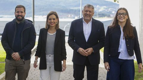  Luis Novoa, presidente da Asociación Provincial de Autoescolas de Ourense; Judit Fontela, directora xeral de Mobilidade; Telmo Martín, alcalde de Sanxenxo; y Carla López, usuaria de la tarjeta Xente Nova -