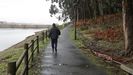Un vecino pasea por la zona del embalse, en Meicende, donde se crear el gran pulmn verde de Arteixo