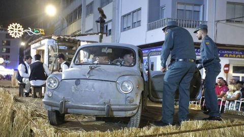 Uno de los carros recreaba un control de tr�fico en la ribera de San Fiz