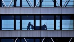 Un sanitario empuja una cama con un paciente en el Chuac durante la pandemia del coronavirus