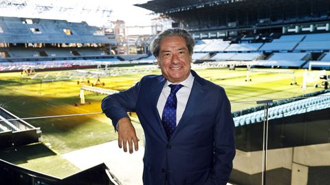 Eloy Garc�a Alvariza posa ante el estadio de Bala�dos el pasado 1 de octubre, antes de firmar la alianza estrat�gica de Conxemar con el Real Club Celta.