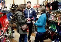 Los clientes que ayer compraron en Burela ya recibieron sus vales descuento sorpresa.