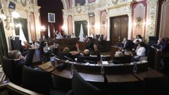 El sal�n de plenos, con muchos asientos vac�os por las ausencias de concejales.