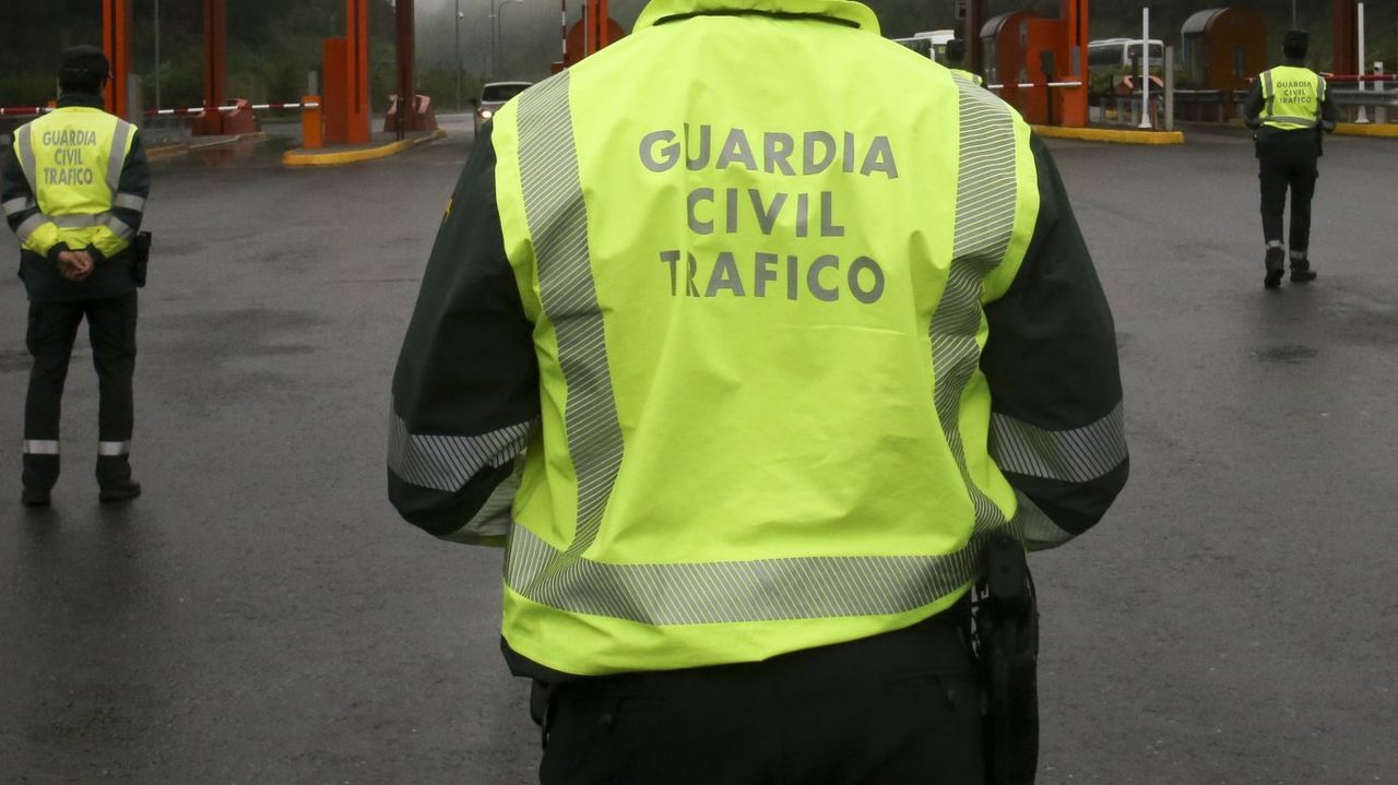 Un herido en Narón en la AP-9 tras impactar una furgoneta contra el guardarraíles después de intentar esquivar a otro vehículo