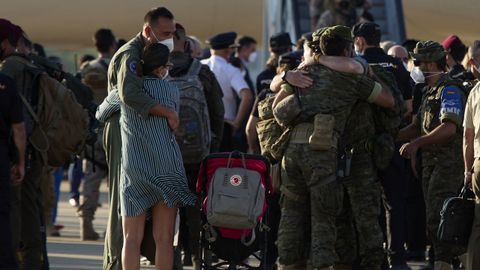 Soldados espa�oles procedentes de Kabul son recibidos por sus familias en la base de Torrej�n
