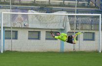La estirada infructuosa del portero del Ribadeo, Diego, en el gol de falta directa de Luisito. 