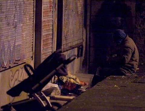 Jose Luis, en la acera de Ultramar, en la que duerme, empapado y rodeado de basura.