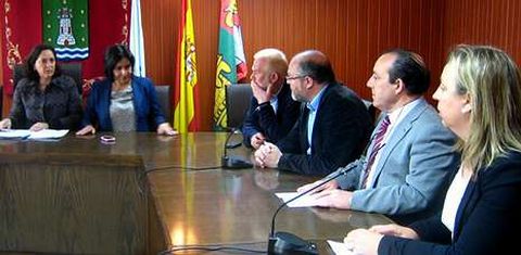 Bel�n Docampo (izquierda), con los alcaldes y concejales que acudieron a la reuni�n de Cee.