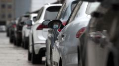 Una conductora espera en su coche junto al hospital de Monforte a que le tomen muestras para comprobar si tiene covid-19