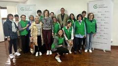 Germn Rodrguez-Sa y Rosario Rodrguez con los voluntarios de la AECC en la nueva sede de Vern.