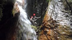 Descenso de barrancos en el ca��n del r�o Carballido, en las cercan�as de Folgoso do Courel