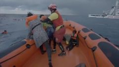 La madre (con vestido gris, de espaldas) lucha desesperadamente por recuperar a su hijo