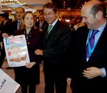 Ana Pastor posa con el cartel de la Festa do Marisco.