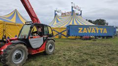 Aris Zavatta trabajaba el domingo por la maana en el montaje del circo, que debuta el jueves en Ferrol.