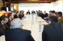 Agust�n Hern�ndez y Otero en la cabecera de la mesa junto a los directores de hotel. 