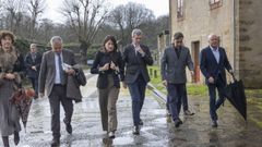 La conselleira de Vivenda, Mar�a Mart�nez Allegue; el presidente de la Xunta, Alfonso Rueda, y Diego V�zquez Reino, presidente de la Fundaci�n Laboral de la Construcci�n de Galicia, donde se celebr� el acto.