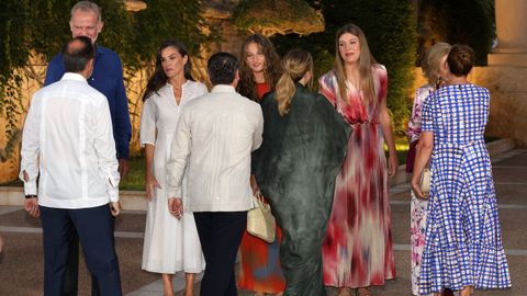 El Rey Felipe VI, la Reina Letizia, la Princesa Leonor, la Infanta Sof�a y la Reina Sof�a durante la recepci�n a una representaci�n de la sociedad balear en el Palacio de Marivent, a 4 de agosto de 2026