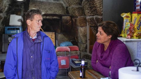 Jos Manuel, uno de los vecinos de Xacebns, charla con Ana en el local del horno comunal 