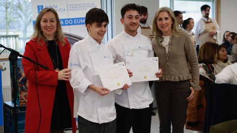 Nicol�s Villarino Gonz�lez y Antonio Garc�a Castellanos, del CIFP Vilamar�n, segundos clasificados en el concurso de cocina, con la directora del CIFP eum�s, F�tima Insua (izquierda), y la delegada de la Xunta, Martina Aneiros