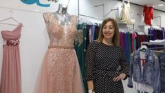 La empresaria ourensana Ang�lica Rodr�guez, en su tienda situada en la plaza de Paz N�voa