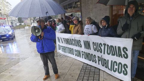 Participantes en la concentraci�n, esta ma�ana en la plaza de Espa�a de Ferrol