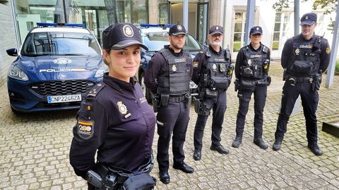 La inspectora y jefa del Grupo Operativo de Prevenci�n de la Delincuencia (GOPD), en primer plano, con otros agentes a las puertas de la comisar�a de Vigo.