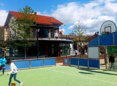 La antigua estaci�n de tranv�a es un centro con varios servicios y una cafeter�a cerrada.