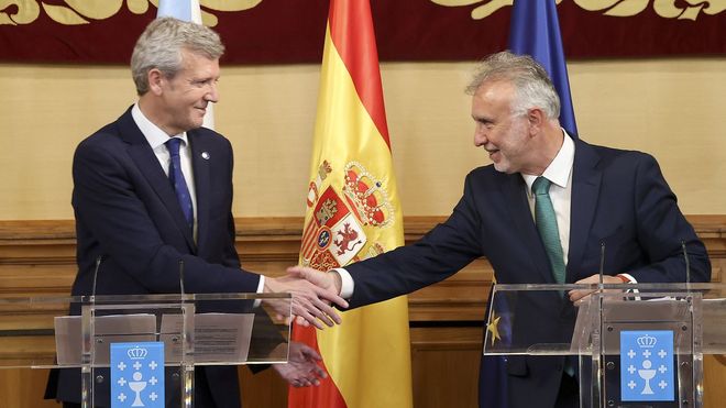 El presidente de la Xunta, Alfonso Rueda, y el ministro de Pol&iacute;tica Territorial, &Aacute;ngel V&iacute;ctor Torres, en Santiago, en el acto que oficializ&oacute; el traspaso a Galicia de la gesti&oacute;n del litoral.