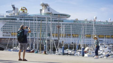 Turistas fotografiándose en La Marina ante un crucero