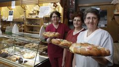 Las hermanas Pilar, Mary y Montse Veiga Golpe, de Mary Carmen, con los roscones de Reyes