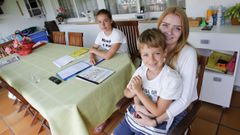 La polaca Marta Stanek, con Luc�a y Marcos, los ni�os a los que ha cuidado en Cabanas durante casi tres semanas