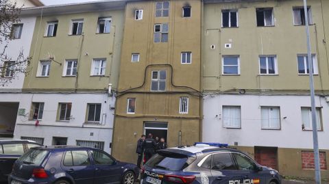 Agentes de la Polic�a Nacional a las puertas del n�mero 7 de la calle �lvarez de Sotomayor.