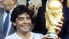 Diego Armando Maradona, con la Copa del Mundo.