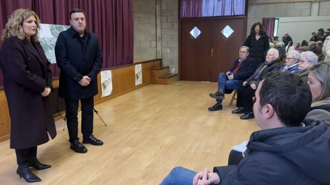 El presidente de la Diputaci�n de A Coru�a, Valent�n Gonz�lez Formoso, y la alcaldesa, Mari�n Ferreiro, se reunieron este lunes con la asociaci�n de vecinos.