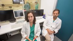 El cardiologo Carlos Gonz�lez Juanatey y la doctora Alba Abell�s Sequeiros posan en el �rea de Hemodin�mica del HULA
