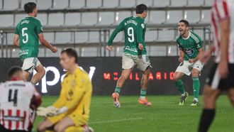 Pascu y Escobar celebrando bajo la lluvia en A Malata.