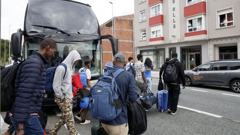 Llegada este viernes a Monterroso de 20 refugiados, que se suman a los otros cien que llegaron el jueves