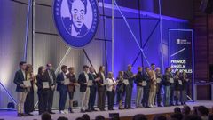 «Galicia calidade non son so paisaxes ou gastronomía. Os alumnos e profesores que dan o mellor son parte moi importante desa calidade». Así reconoció este miércoles el presidente de la Xunta a los 790 jóvenes, el 60 % mujeres, que lograron los premios Ángela Ruiz Robles al tener los mejores expedientes universitarios en los cursos 2022-23 y 2023-24. De ellos, 132 repiten galardón en ambos cursos.