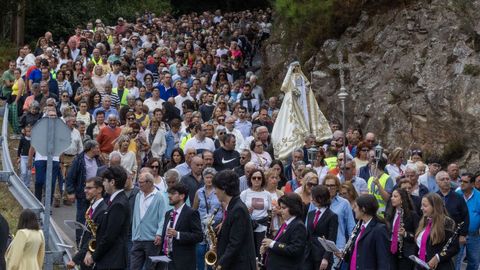 Bajada de la virgen del santuario a la iglesia de Cai�n.