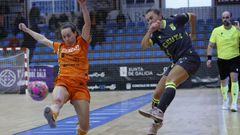 Macarena trata de frenar a Julia Forsiuk durante la visita del Ceuta al Vista Alegre.