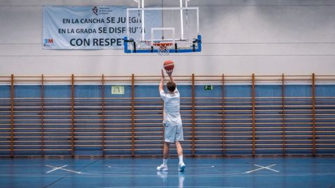 El gallego Pablo Mera entrena su lanzamiento desde la línea de tiros libres.