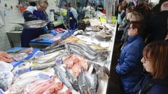 Pescados y mariscos atraen ms clientes en las fiestas navideas, como sucedi el viernes 27 de diciembre en esta pescadera de abastos de Lugo