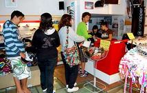 Los clientes se benefician de los buenos precios en una tienda de surf de Carballo
